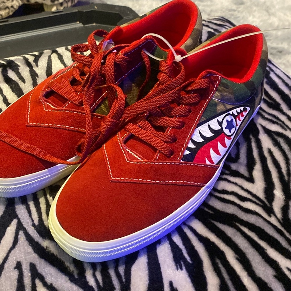 NWOT/ORBOX LOSERS SIZE 9-men 11-women brand new Red and Camouflage